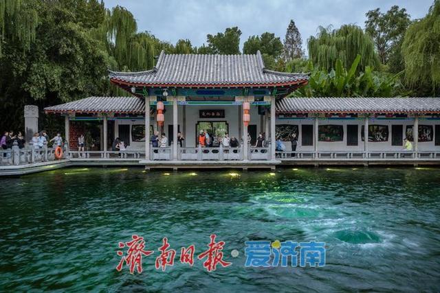 一年四季 泉在济南丨济南趵突泉水位上涨至 29.14 米，“水涌若轮”引游客争相赏泉