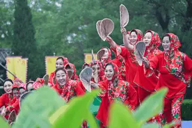 追光丨一副耳机背后的银发健身“蓝海”图片