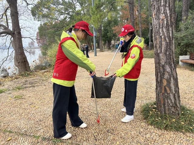 武汉文旅志愿者守护东湖飞鸟，绘就生态文旅画卷