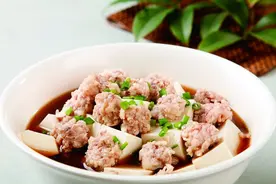 自己做的肉丸比较松散，购买的肉丸却很筋道，秘密是……图片