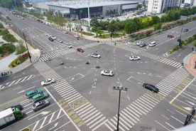 郑州首个非机动车左转一次过街路口开始试点，这些需要注意！图片