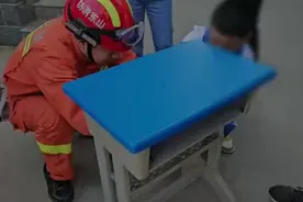 果然视频|一小学生手卡塑料课桌空隙中，消防员迅速到场破拆图片