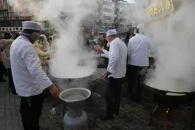 免费水饺情暖环卫工图片