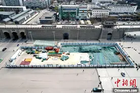 航拍护城河西安火车站段改造现场图片