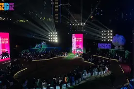 广府文化与国际时尚交融，广州天河上演城央公园里的时尚大秀图片