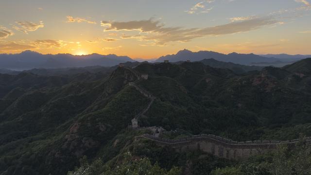 金红泼染烽台侧 云浪翻熔万山脊