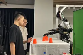 国内首款全尺寸人形机器人“青龙”发布在即，上海浦东还将训练1000个机器人图片