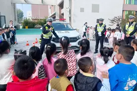 “警车进校园”淄博高新区交警开展学生沉浸式交通安全体验活动图片