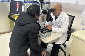 男子双眼因碱烧伤险失明 昆明艾维公益救助助其恢复视力图片