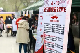 北京林业大学开展全民国家安全教育日活动  师生沉浸体验烟雾逃生帐篷等设备图片