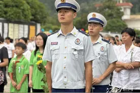 泪目，夹道送别！老阿姨，一路走好！图片