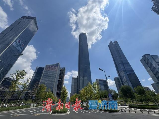 一年四季 泉在济南丨初秋济南CBD：蓝天白云作伴，树染微黄秋意渐浓