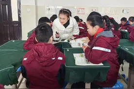二七区教研员亲临四季路二小为一线老师做指导图片