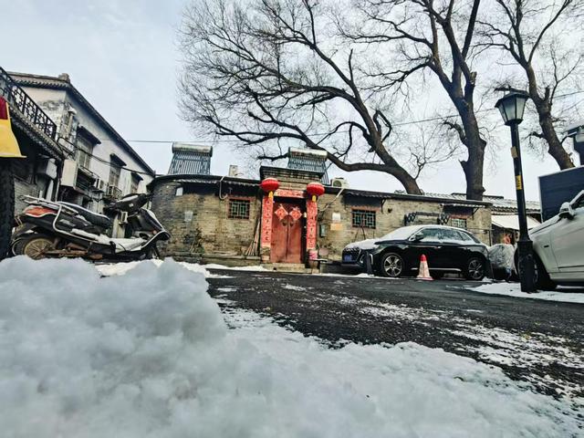 什刹海边古韵盎然！老北京胡同里灯笼披薄雪，分外静美