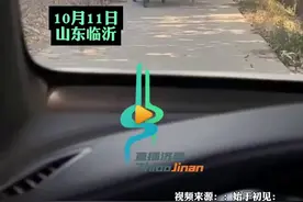 10月11日，山东临沂，大爷开着载满玉米秸秆的三轮车与汽车来了个“亲密接触”。网友：这种情况应该如何处理？图片