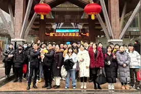 《哪吒2》登顶中国影史票房冠军，“2亿角色同屏”等画面光谷造图片