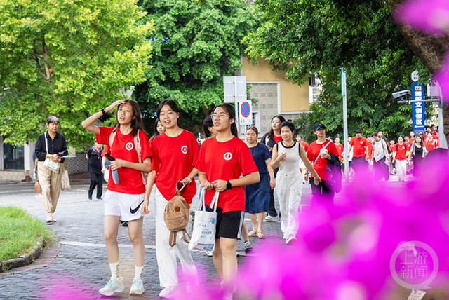 重庆北碚：千名少年徒步大学校园