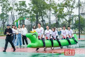 “毛毛虫”竞速也能PK？这里有一场趣味运动会，看他们尽情享受运动的乐趣！图片