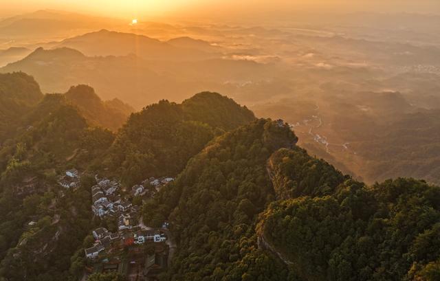 安徽休宁：齐云山晨雾如画