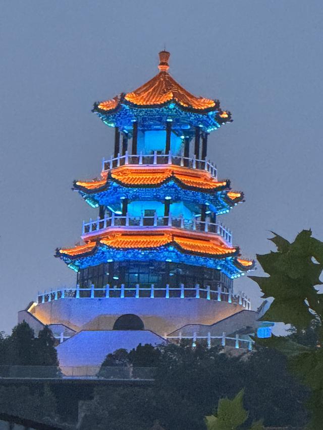 京城入夜流光溢彩，处处美景温柔醉人