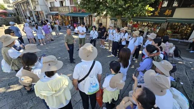 池州费老师，行走的九华文旅“活字典”！