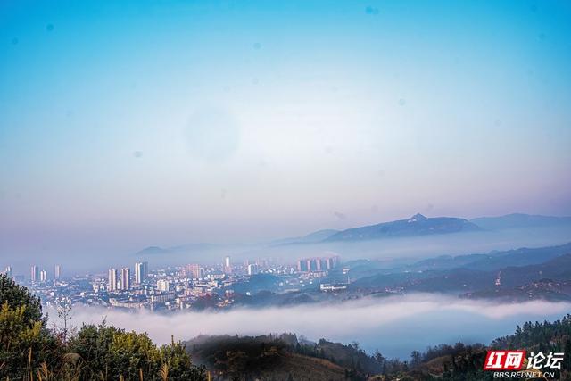 薄雾萦绕：靖州苗侗风情在雾霭中“灵动定格”