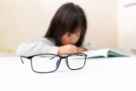 儿童近视眼镜度数要低配，对吗？图片