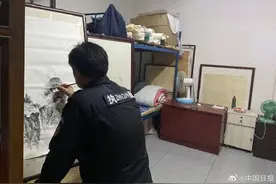 61岁保安9年手绘千余幅山水画图片
