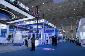 新华全媒＋丨湖北武汉：走进航天科普展 迎接“中国航天日”图片