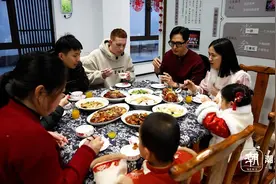 外国友人在杭州吃年夜饭，俄罗斯小伙被一道糖醋里脊“硬控”了图片