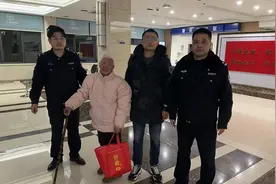 “她坐到终点都不下车，话也讲不清”武汉公交司机发现95岁迷路老人，民警助其安全归家图片
