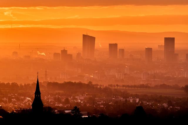 （外代一线）法兰克福：日出时分