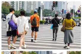寒潮影响广西南宁 街头市民大“变装”图片