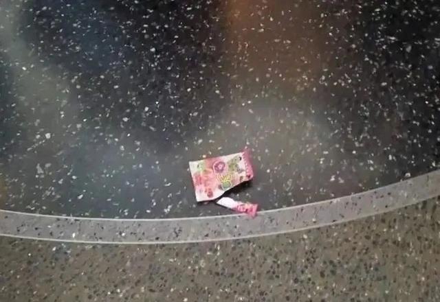 上海自然博物馆内多名儿童翻越禁区，家长还在旁鼓励？志愿者：曾有活体被摸死