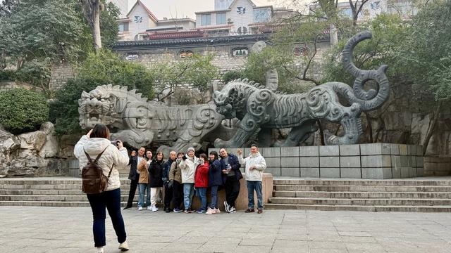 新视界｜济南护城河公园：清泉映垂柳 游客乐冬游