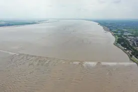浙江海宁观潮景区限流，线上售票关闭！此前潮水冲毁护栏有人受伤图片