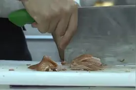 重庆荣昌政府机关食堂五一迎客6.7万人次！00后剁鹅小哥：每天800只，做梦都在剁鹅图片