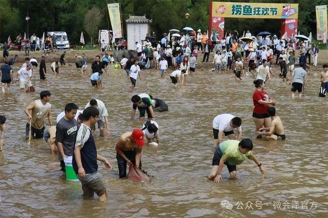 会泽雨碌大地缝：捞鱼抓鸭嗨翻天‖雨碌乡捞鱼狂欢节
