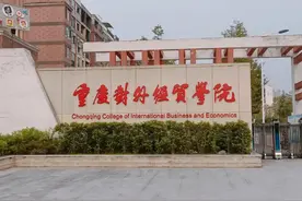 保安夜巡发现流浪狗追赶学生后将狗处置？重庆一高校正在调查图片