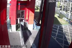 热心市民送来17箱水 消防员：群众肯定是最高荣誉！｜看见正能量图片