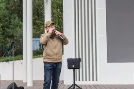 火遍全网的南京玄武湖“口琴大叔”，意外有了一份新工作……图片