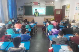 警护万家 守望成长 | 龙口交警走进校园上好寒假前交通安全教育课图片