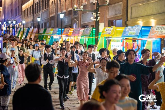 丰富多彩！街头演艺拉开青岛夜幕
