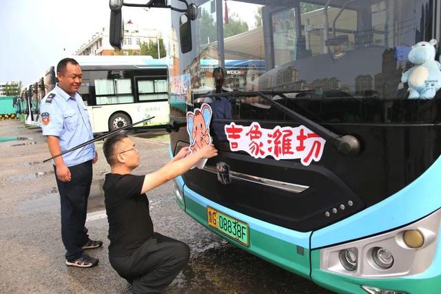 潍坊象“祥祥”全城巡游！1600辆公交车变身流动文化风景线