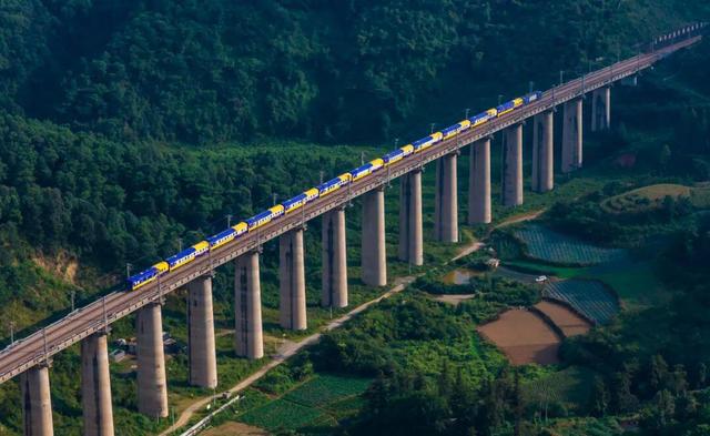 从昆明出发！乘“星光·澜湄号”旅游列车，开启5天4晚的滇西探索之旅