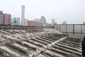 朝阳区六里屯街道依法拆除楼顶违建图片