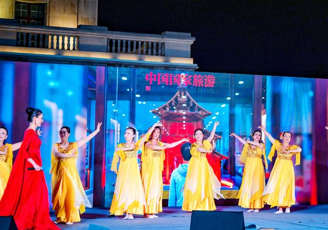 “我在天桥露一手”户外文艺休闲夜市开幕