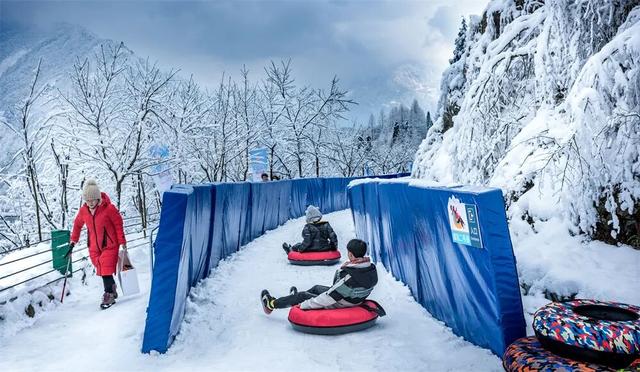 【超级福利】1小时直达成都“小瑞士”！冰雪徒步/雪地魔毯/音乐会/NPC巡游……