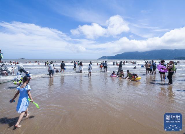 浙江舟山：东海之滨迎来暑期“游客潮”