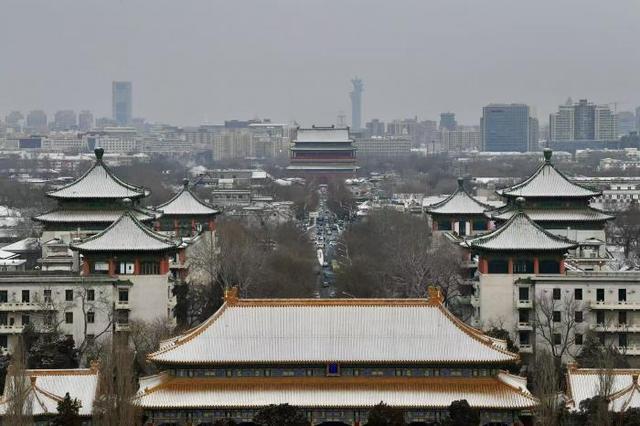 聚焦｜雪后京城，市民登景山瞰故宫